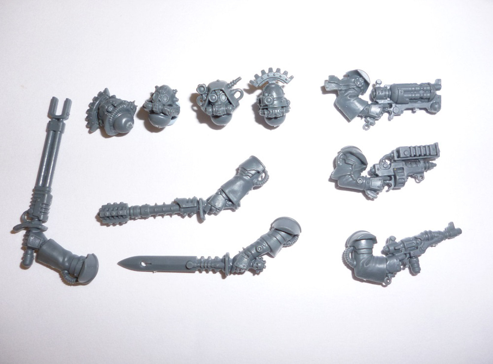 Adeptus Mechanicus Skitarii Alpha Heads and Weapons - Warhammer - Spare Part