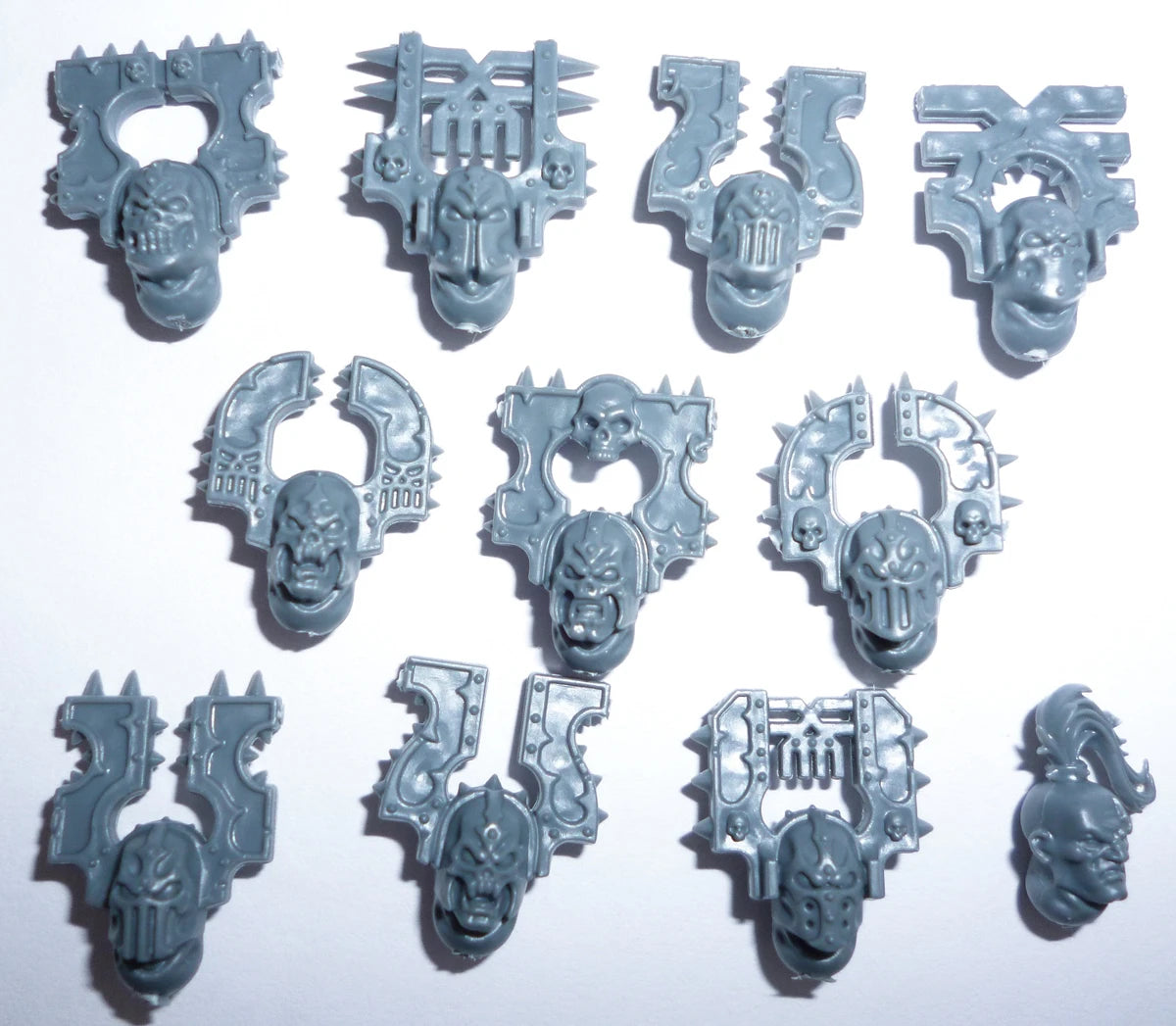 Warhammer Blades of Khorne Blood Warriors Heads x 11 Bits Bitz