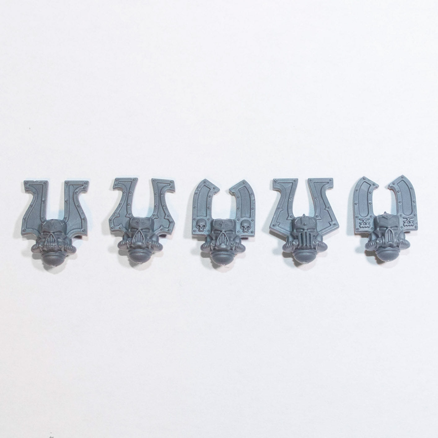 Chaos Space Marines Khorne Berzerkers Helmets x 5 A - Space Marines - Authentic Sprue