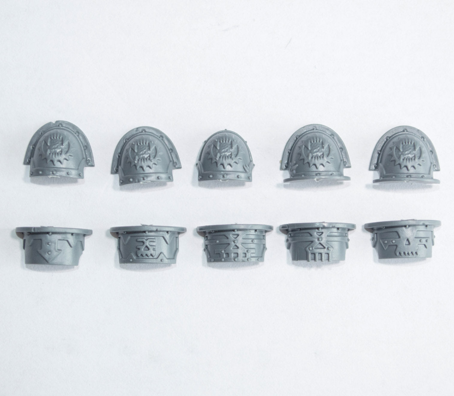 Chaos Space Marines Khorne Berzerkers Shoulder Pads x 10 B - Space Marines - Authentic Sprue